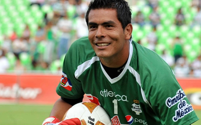 Oswaldo Sánchez sonriendo en partido